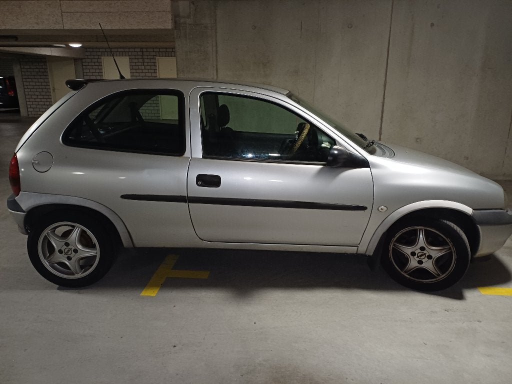 Opel Corsa 1.4 I 3D AUT 1998 Grijs, Auto's, 40 €/maand, Zwart, 4 cilinders, 1389 cc