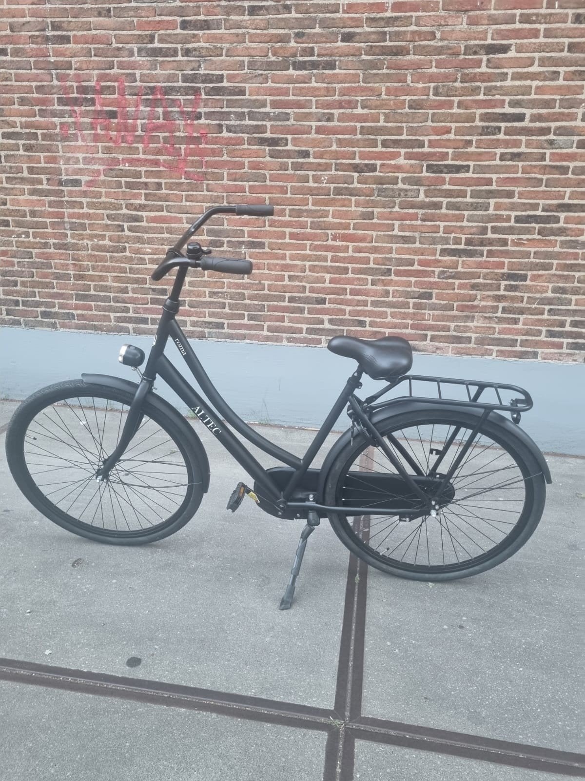 Omafiets Altec Te koop met slot.!, Fietsen en Brommers, Fietsen | Dames | Damesfietsen, 56 cm of meer, Ophalen of Verzenden, Zo goed als nieuw