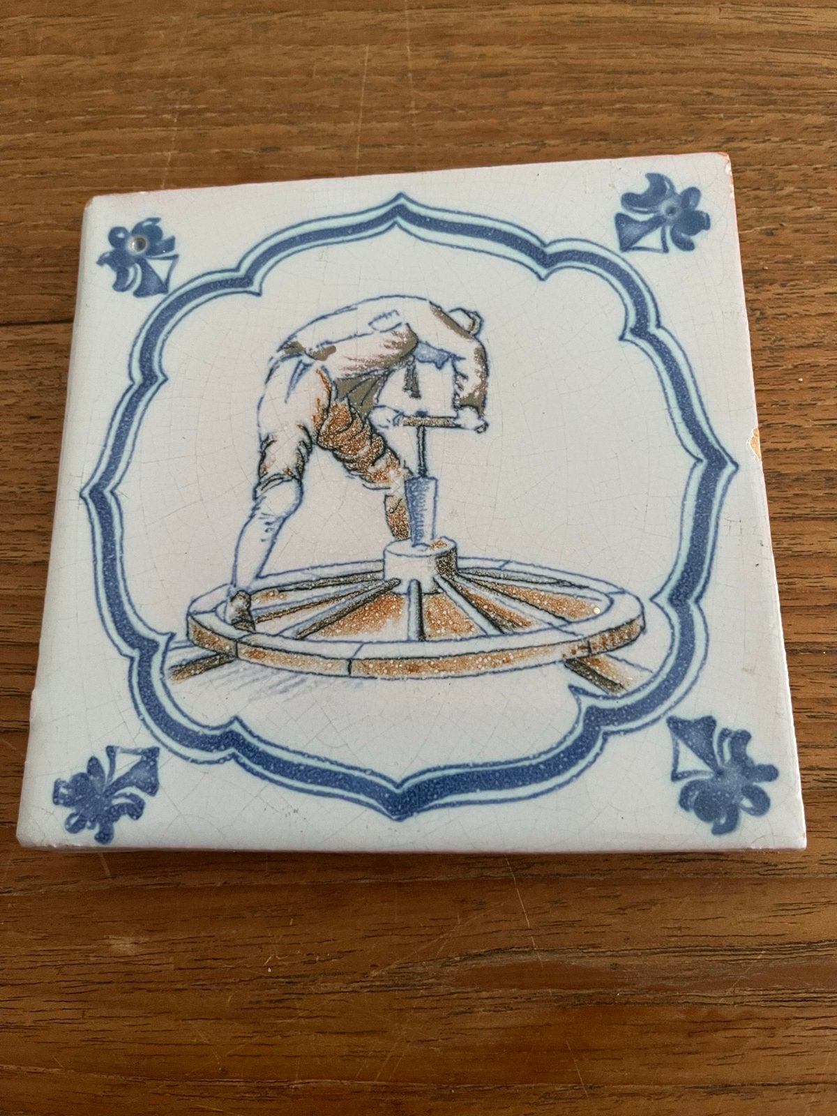Antieke Delfts Blauwe Tegel met Ambachtsman, Ophalen of Verzenden