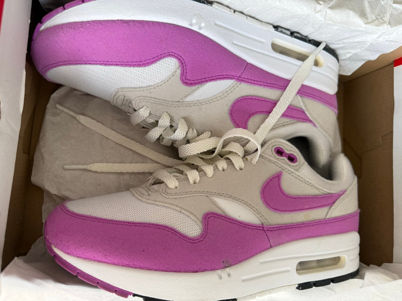 Nike Air Max 1 Sneakers - Nieuw en Ongedragen,QR code, Kleding | Dames, Schoenen, Ophalen of Verzenden, Nieuw, Roze, Sneakers of Gympen