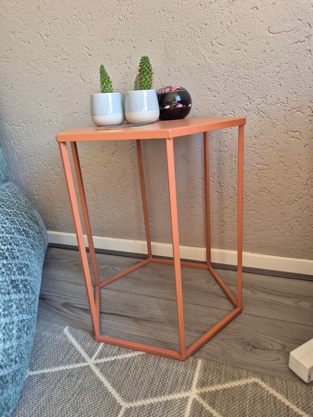 Zeshoekige bijzettafel - Oranje/Koperkleurig, Huis en Inrichting, Minder dan 55 cm, Gebruikt, Modern, Industrieel, Metaal of Aluminium
