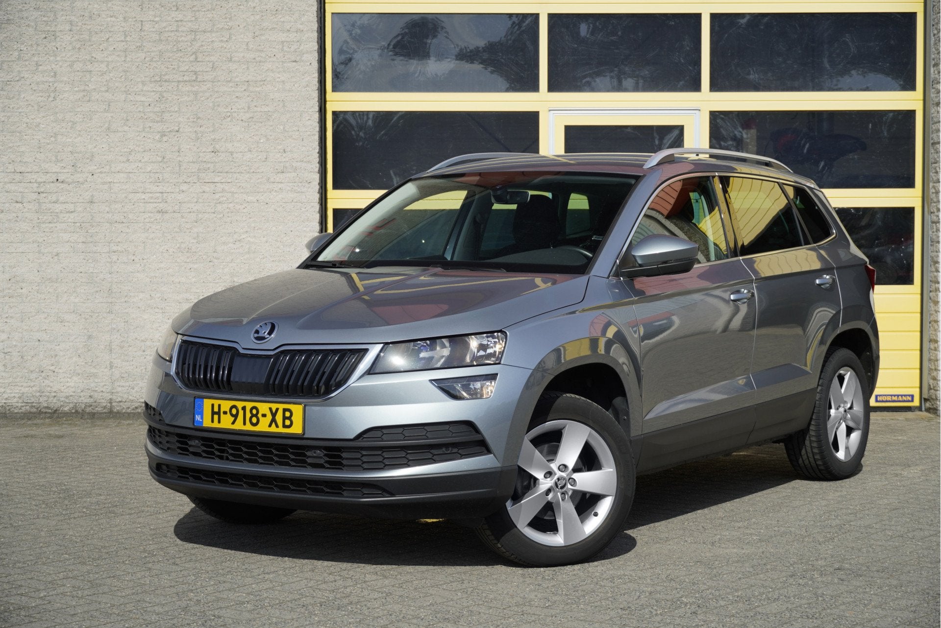 Skoda Karoq 1.5 TSI ACT 150PK! Automaat Ambition BJ2020 Lmv, Auto's, Dealer onderhouden, Stof, 4 cilinders, 150 pk