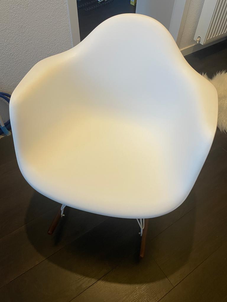 Witte Kunststof Schommelstoel - Modern Design, Huis en Inrichting, Stoelen, Ophalen, Kunststof, Wit, Zo goed als nieuw