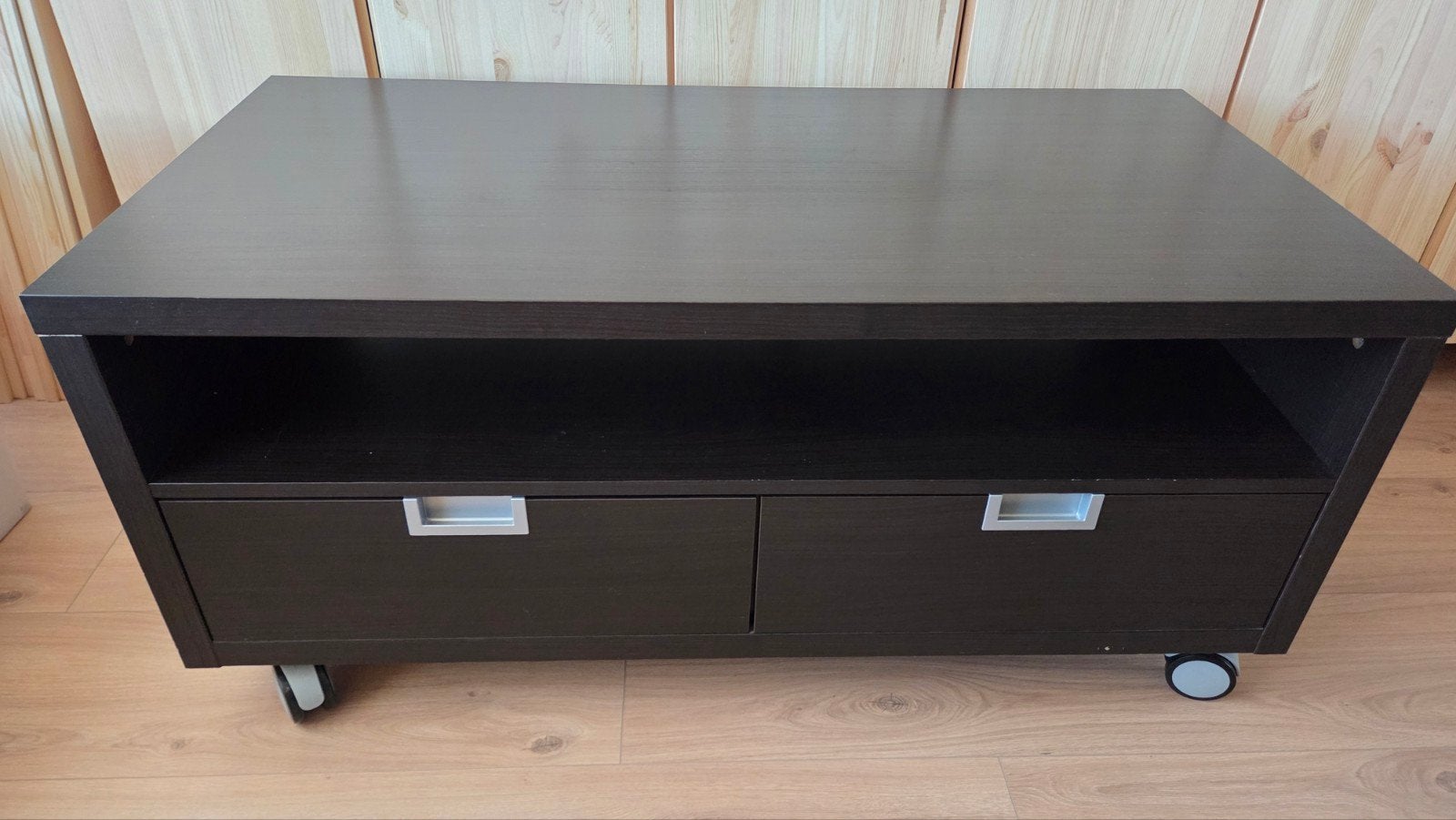 SNEL OPHALEN! TV-meubel van Ikea zwart-bruin op wielen, Huis en Inrichting, Ophalen, Gebruikt, 150 tot 200 cm, Minder dan 100 cm