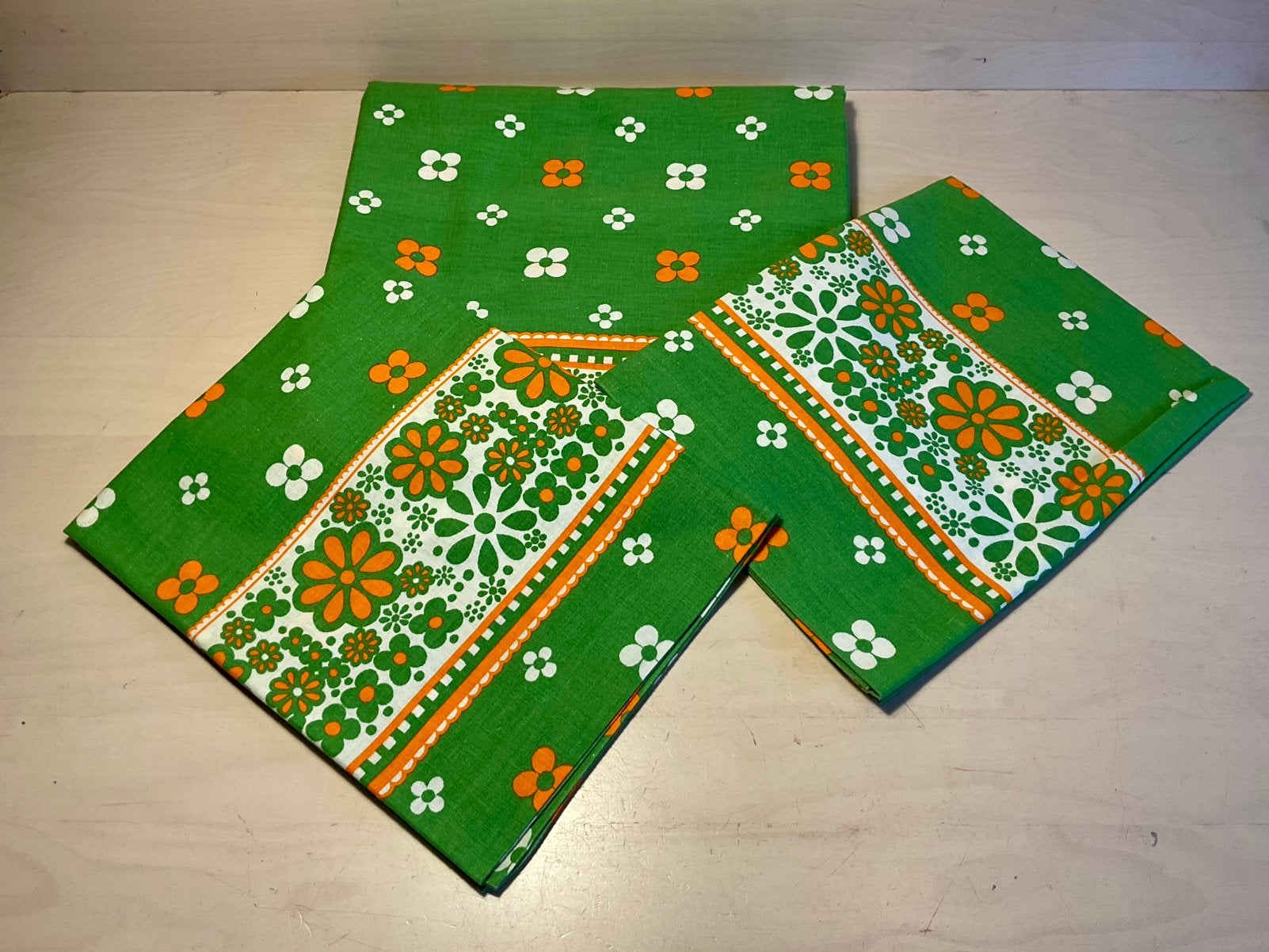 Vintage lakenset laken met twee slopen. Groen oranje bloemen, Ophalen of Verzenden, Zo goed als nieuw, Tweepersoons