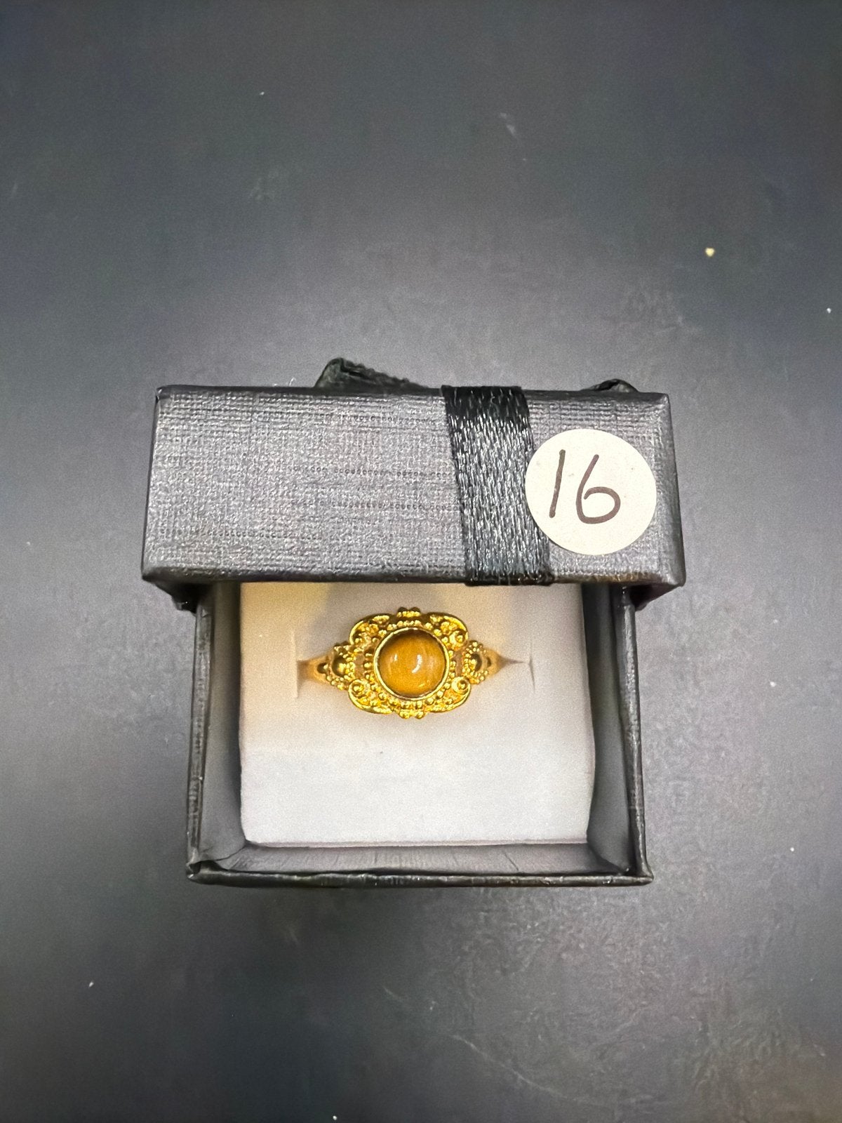 Vergulde messing ring met tijgeroog, Overige materialen, Gebruikt, Ophalen of Verzenden, Kleiner dan 17