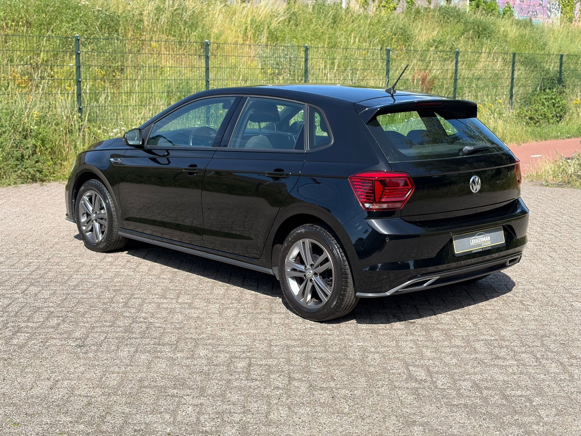 Volkswagen Polo 1.0 R-LINE I PDC I EERSTE EIGENAAR I VOLL ON, Auto's, Volkswagen, Gebruikt, LED verlichting, Zwart, Origineel Nederlands