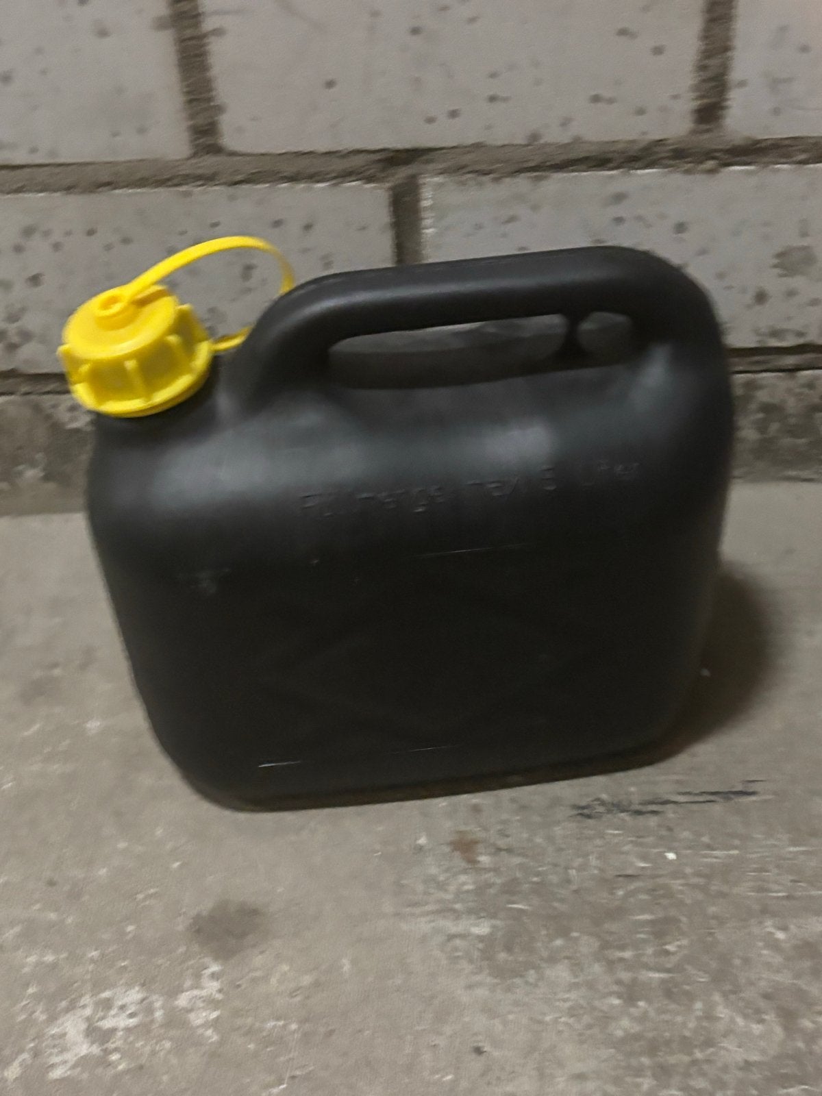 Zo goed als nieuw Jerrycan 5 liter Zwart met gele dop 5 euro, Ophalen