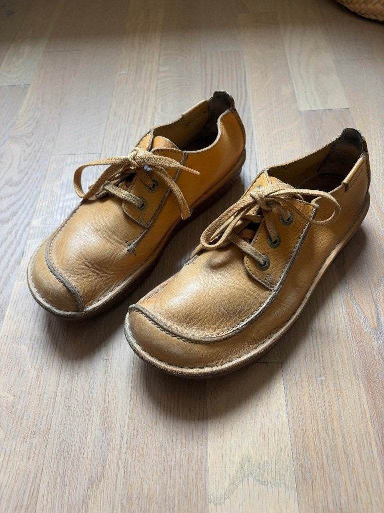 Bijzondere Clarks schoenen, Geel, Overige typen, Ophalen of Verzenden, Zo goed als nieuw