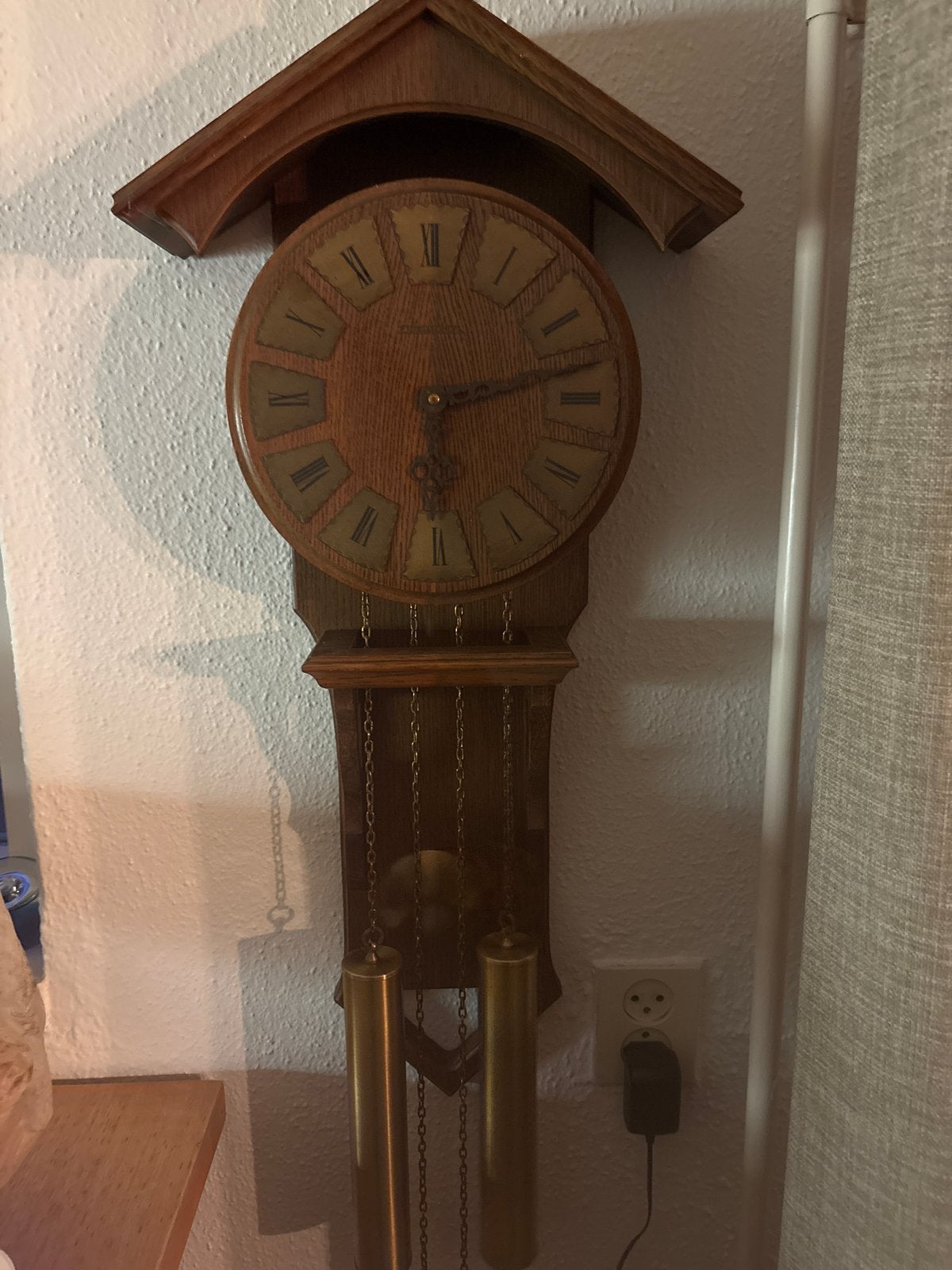 Oude houten wandklok met slinger en gewichten, Ophalen