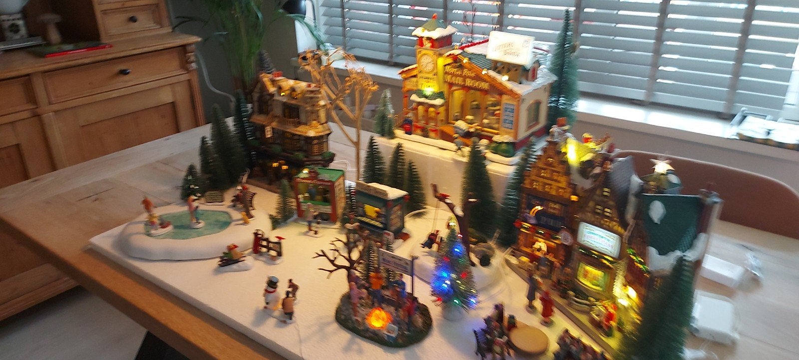 Lemax kerstdorp set: Mail Room, pubs, ijsbaan + meer, Ophalen, Zo goed als nieuw