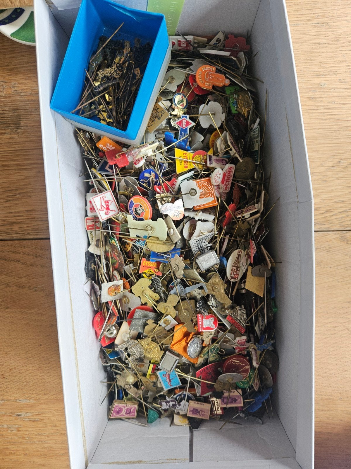 Grote verzameling vintage speldjes en pins, Verzamelen, Speldjes, Pins en Buttons, Ophalen of Verzenden, Gebruikt, Merk, Speldje of Pin