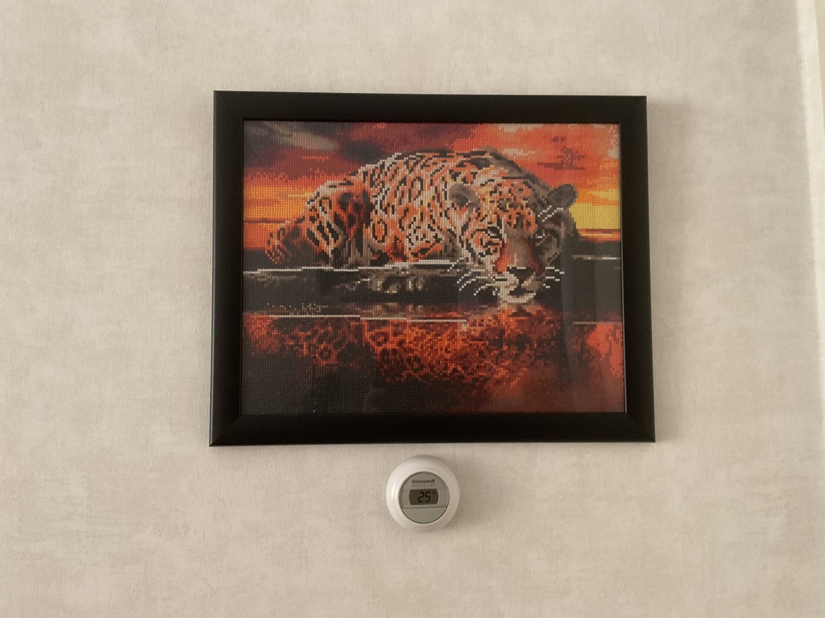 NIEUW.  GEMAAKT  SCHILDERIJ.  40/50 cm.   IN ZWARTE LIJST, Antiek en Kunst, Ophalen