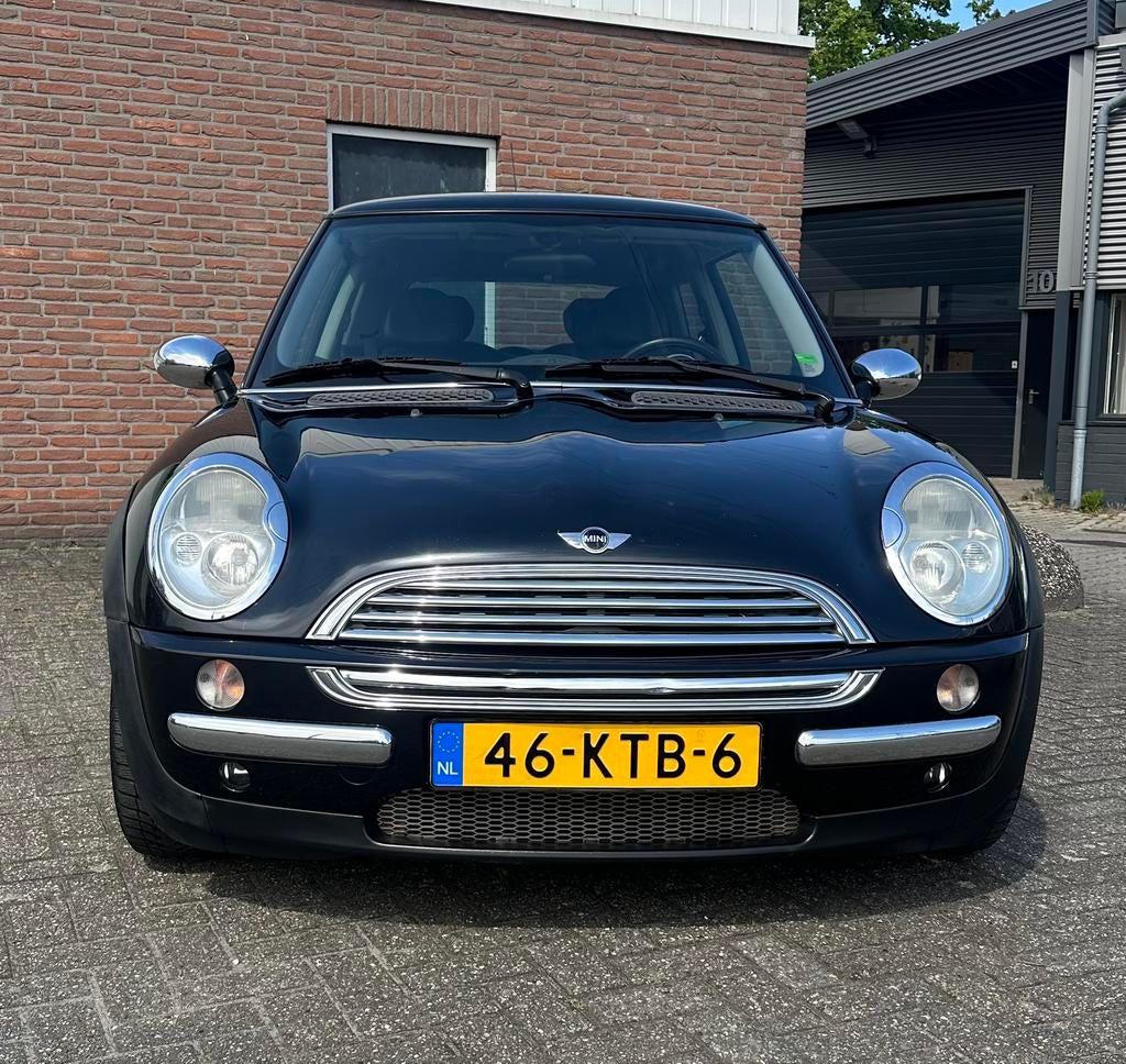Mini Cooper chili 1.6 2003 Zwart+ Leer+Apk 2027+Xenon, Auto's, Voorwielaandrijving, 4 cilinders, Zwart, Leder