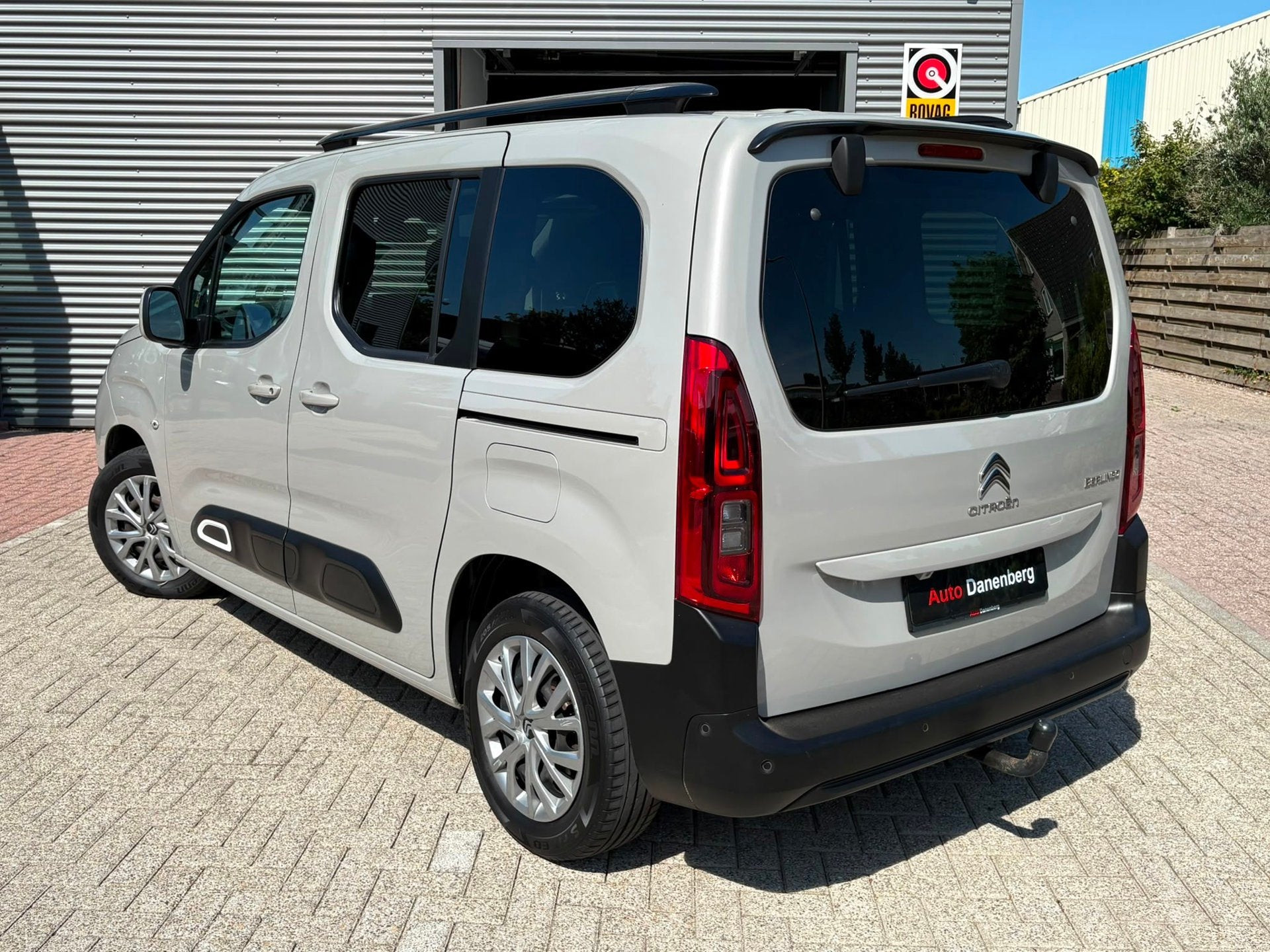 Citroen BERLINGO 1.2 PureTech Shine AUTOMAAT!, Auto's, Dealer onderhouden, 1199 cc, Bruin, Nieuw