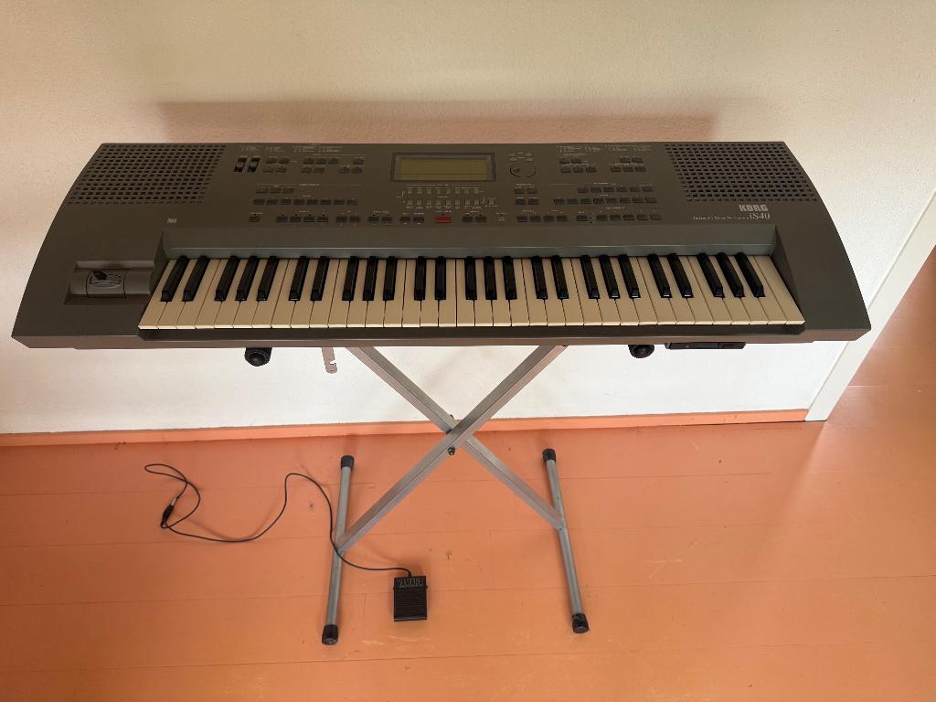 Korg is40 keyboard, Muziek en Instrumenten, Keyboards, Ophalen, Korg, Midi-aansluiting, 61 toetsen
