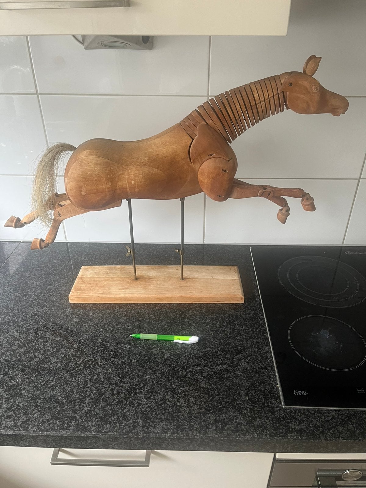 Heel oud houten paard, Ophalen