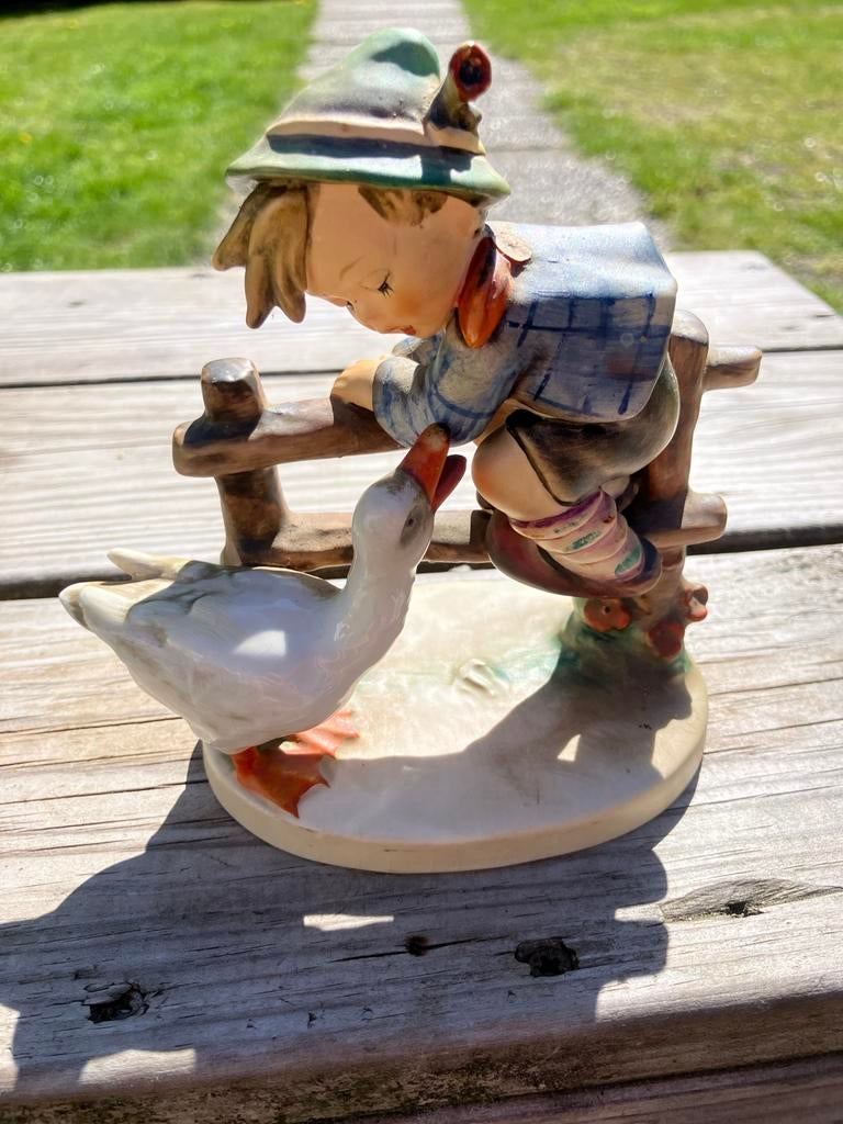 Antiek Hummel beeldje jongen met gans - klein defect, Antiek en Kunst, Kunst | Beelden en Houtsnijwerken, Minder dan 20 cm, Ophalen of Verzenden