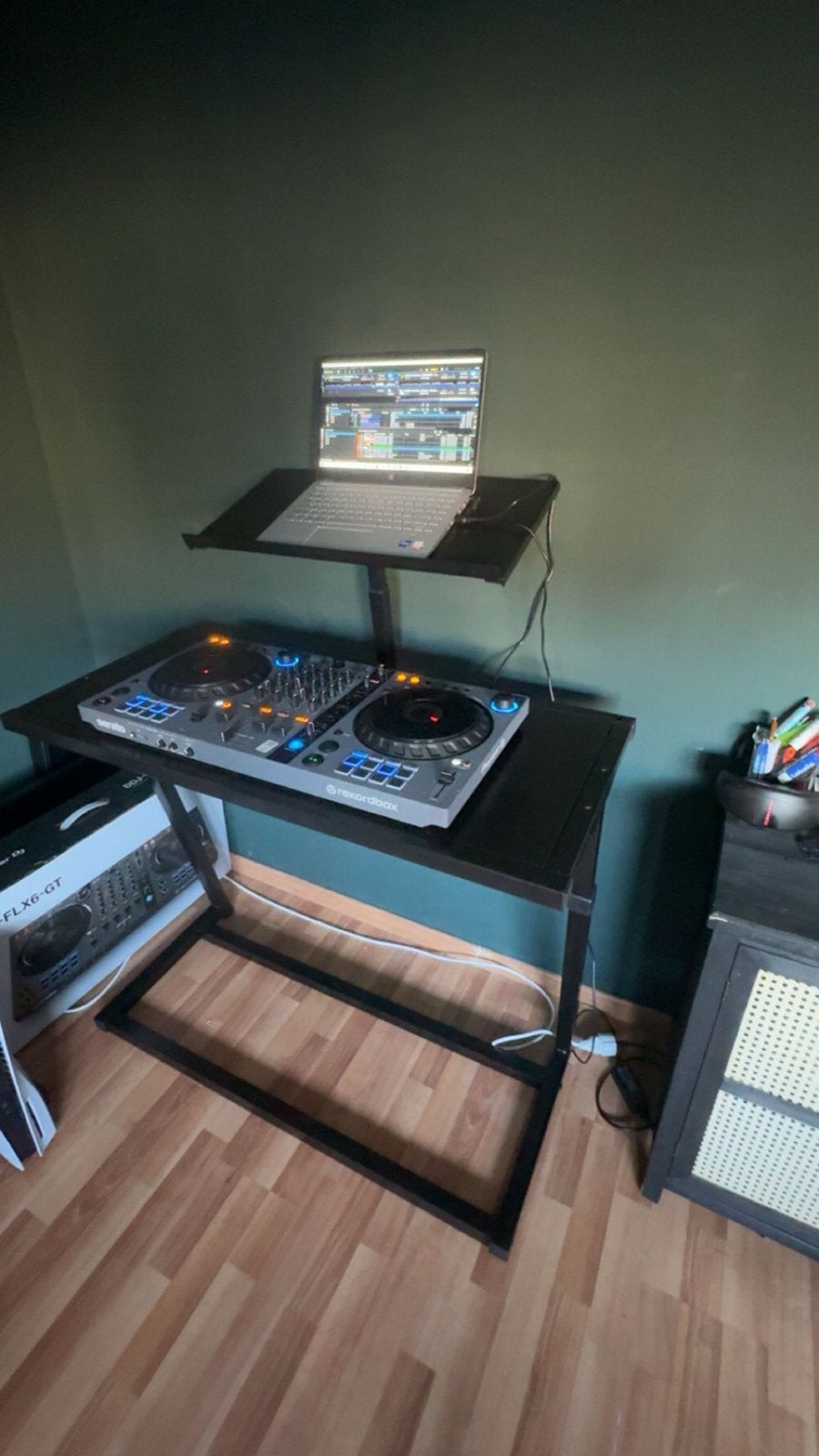 DDJ FLX6 GT met dj booth en koptelefoon