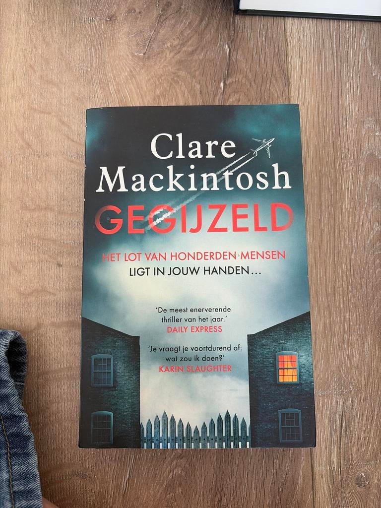 Gegijzeld - Clare Mackintosh (Thriller), Boeken, Ophalen of Verzenden, Nieuw, Nederland