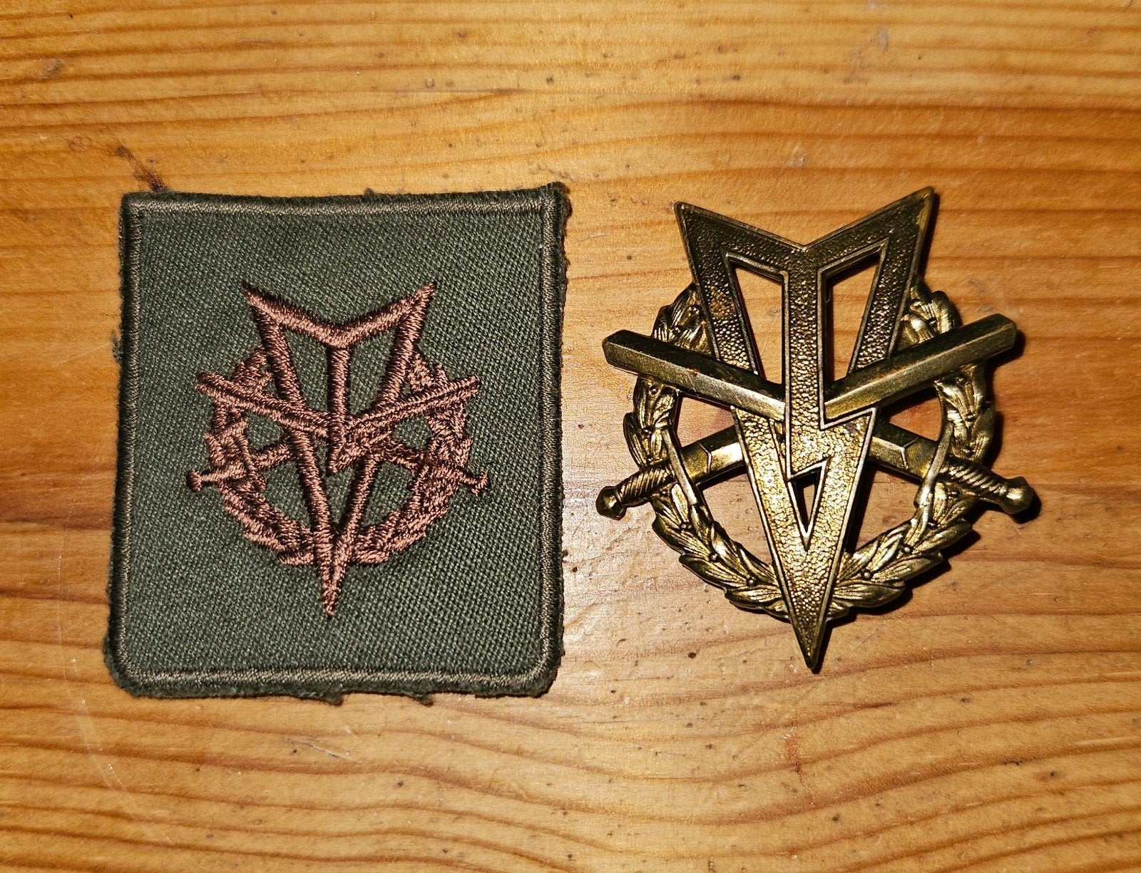 MLV speld met borstembleem, Ophalen of Verzenden, Landmacht, Nederland, Embleem of Badge