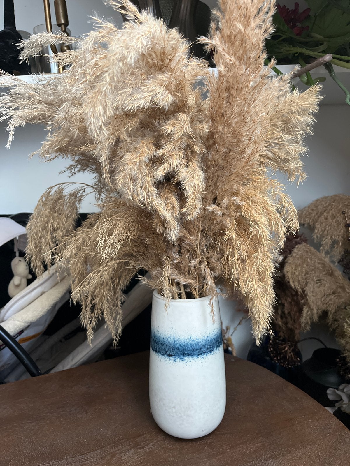 Witte vaas met blauwe band en droogbloemen, Huis en Inrichting, Ophalen, Inclusief droogbloemen, Wit, Zo goed als nieuw