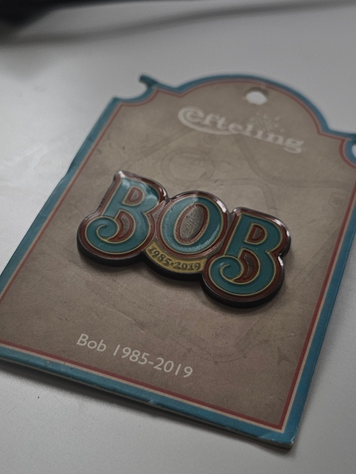 Efteling Bob 1985-2019 Pin - Nieuw in verpakking, Ophalen, Nieuw, Button of Speldje