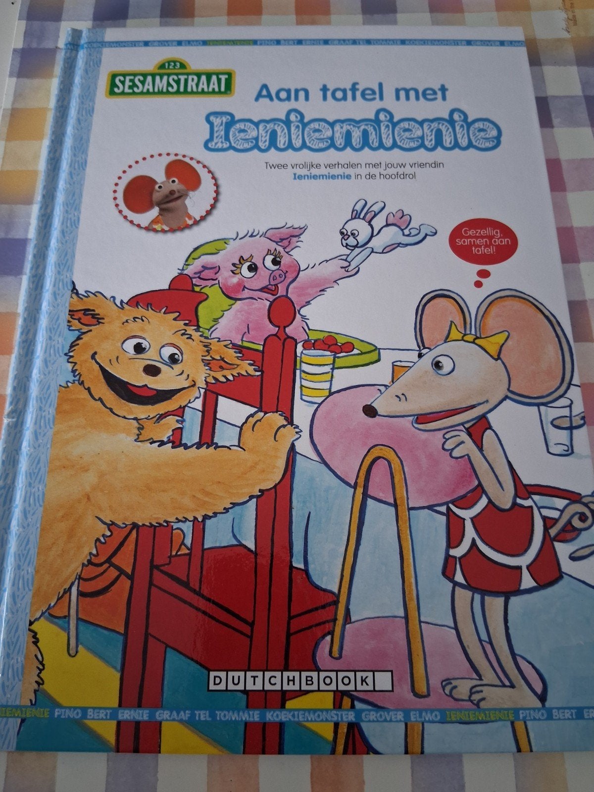 boek sesamstraat -  aan tafel met ieniemienie, Ophalen of Verzenden, Gelezen