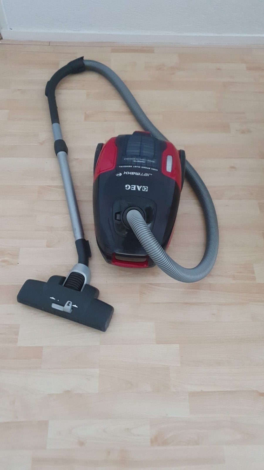 AEG stofzuiger  2000 W, Stofzak, Ophalen of Verzenden, Zo goed als nieuw, Bedienbaar via app