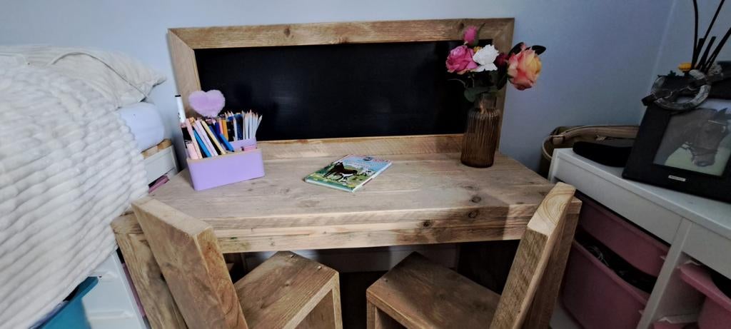 Houten kinderbureau met krijtbord en twee stoeltjes, Kinderen en Baby's, Kinderkamer | Tafels en Stoelen, Ophalen, Zo goed als nieuw