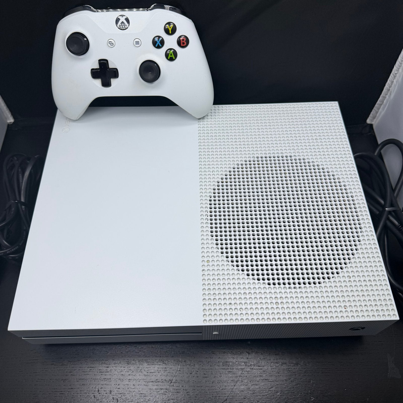 Xbox One S 1TB met controller en kabels, S, Ophalen of Verzenden, Zo goed als nieuw, D