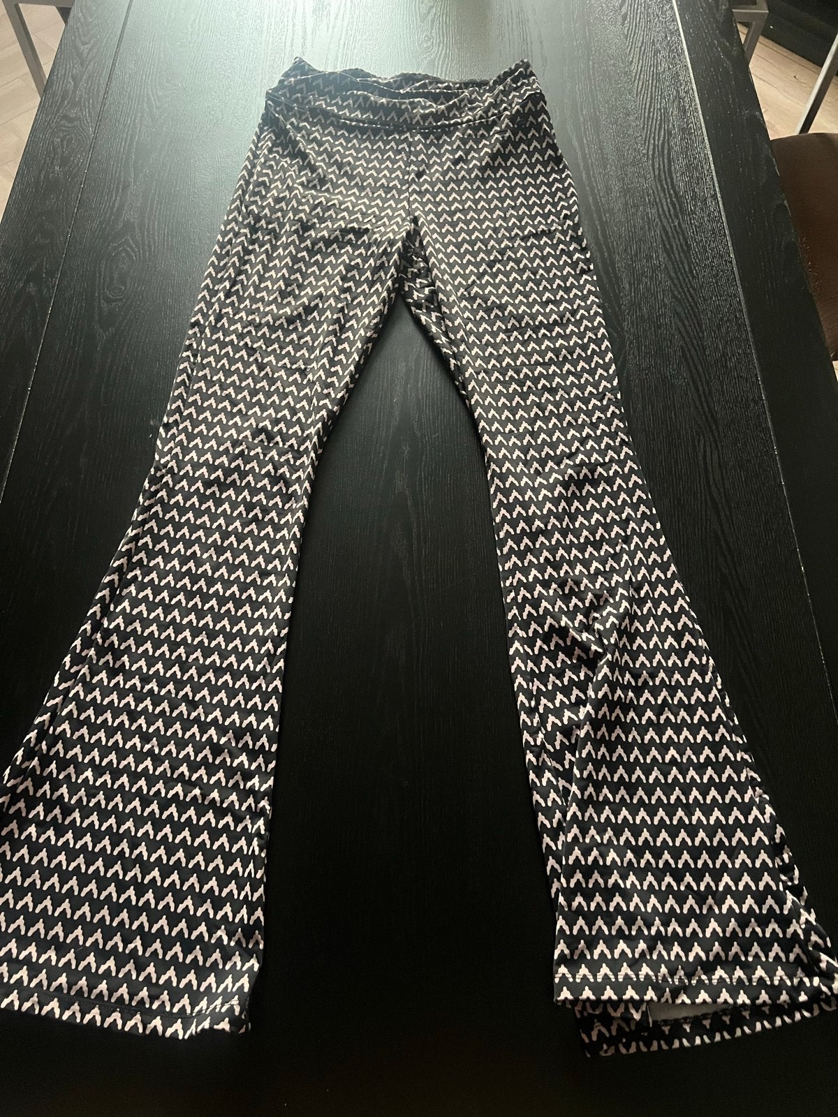 Eksept Nicole Broek met print - Maat S, Kleding | Dames, Broeken en Pantalons, Zwart, Ophalen of Verzenden, Zo goed als nieuw