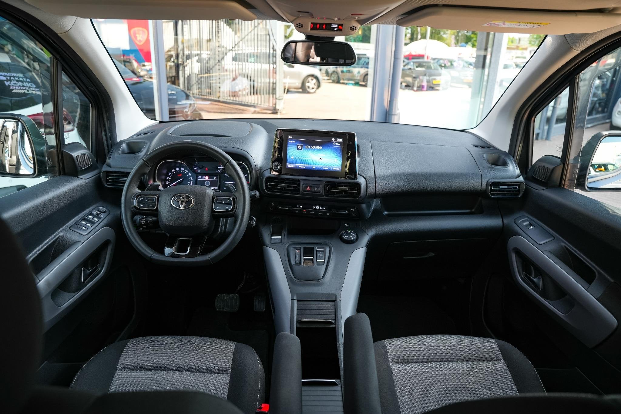 Toyota PROACE CITY Geel Kenteken 5 Persoons Automaat Navi, Auto's, Automaat, Stof, Gebruikt, Overige carrosserieën
