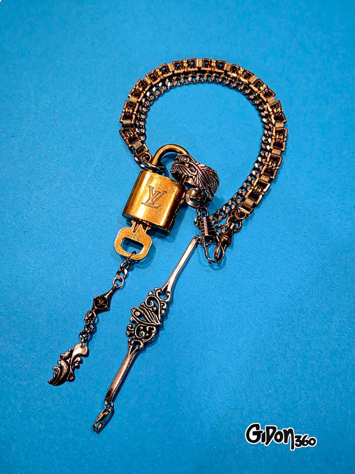 Antique Victorian gold plated chain, Louis Vuitton lock, Verzenden, Zilver