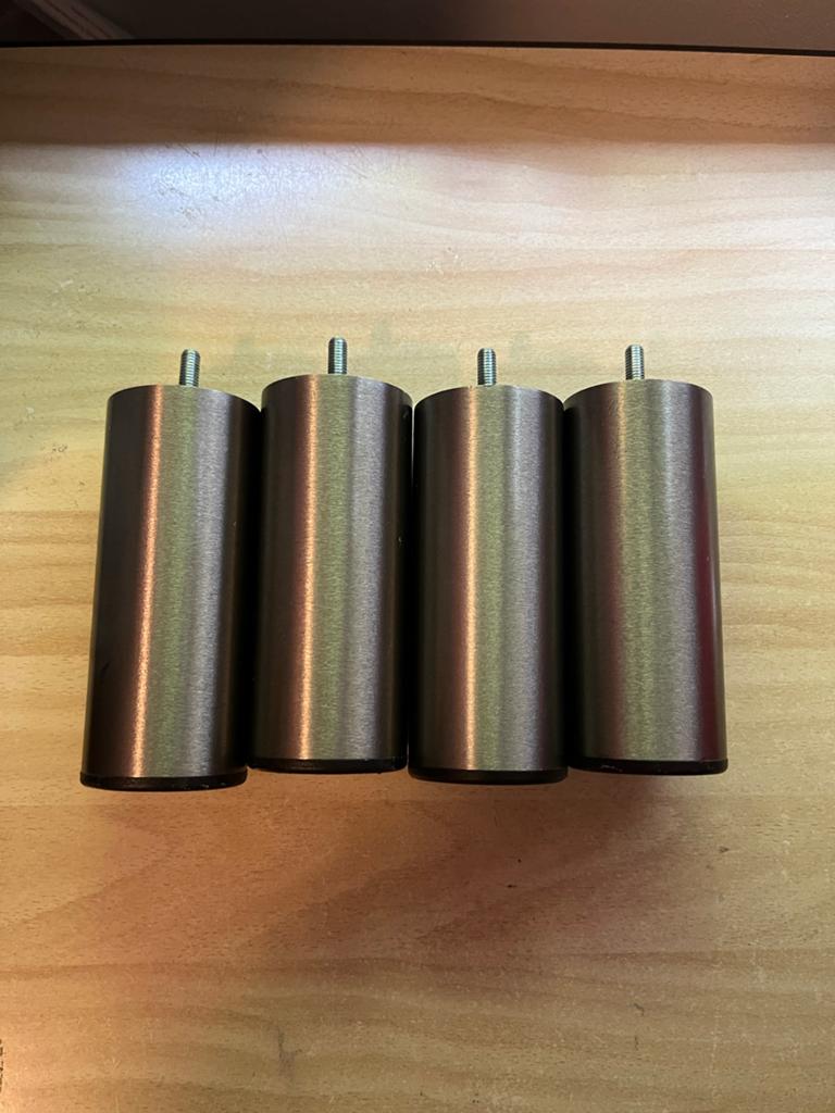 Set van 4 metalen meubel poten zilver kleurig, Gebruikt, Rond, Minder dan 50 cm, Ophalen of Verzenden