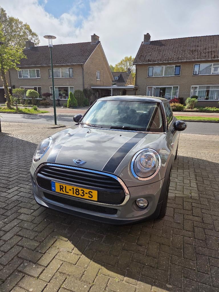 Mini 1.5 Cooper 2018 Grijs, Auto's, Mini, 4 stoelen, 49 €/maand, Origineel Nederlands, Handgeschakeld