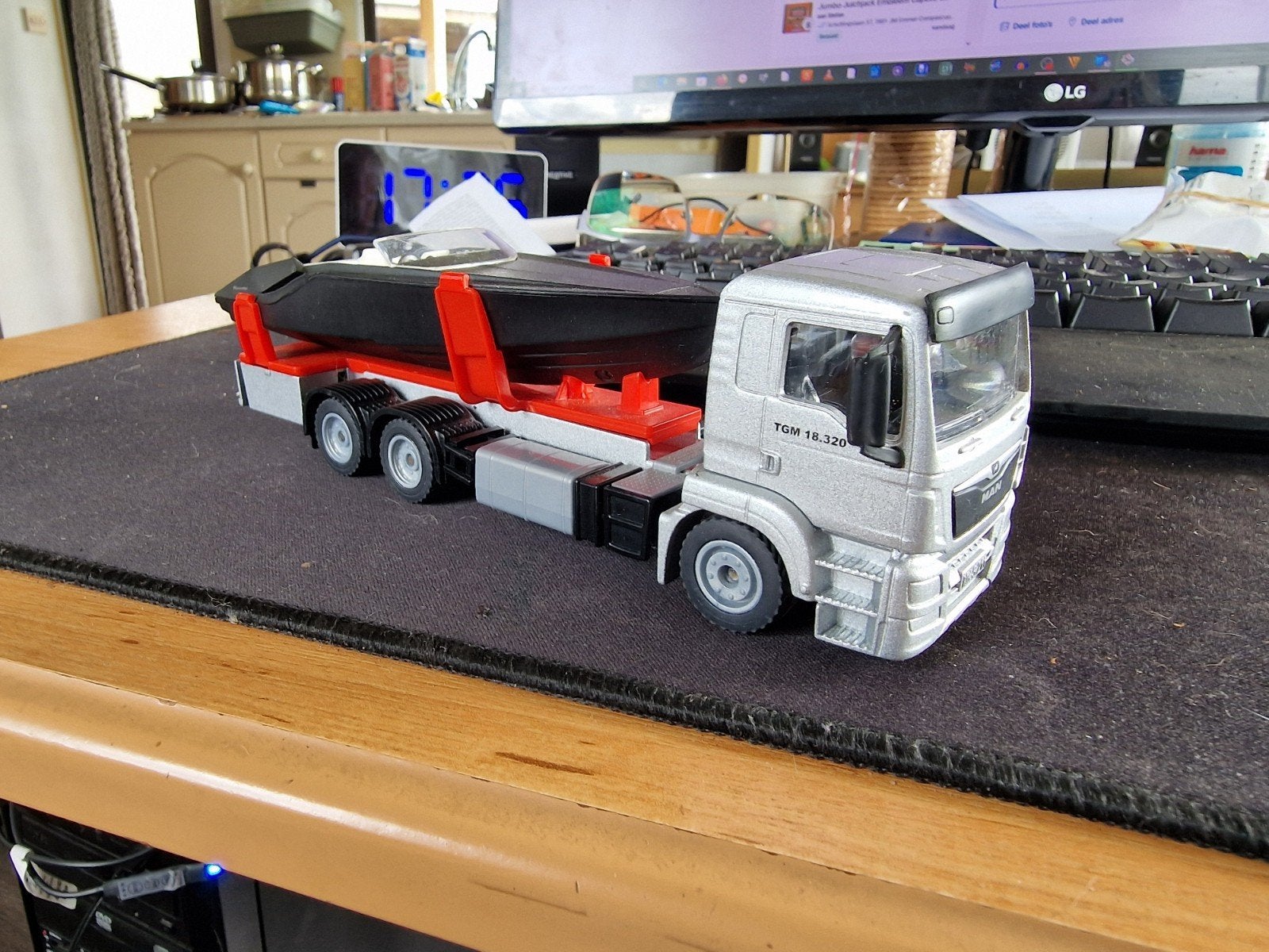 MAN TGM 18.320 vrachtwagen met boot model, Ophalen of Verzenden, Zo goed als nieuw, 1:32 tot 1:50, Truck