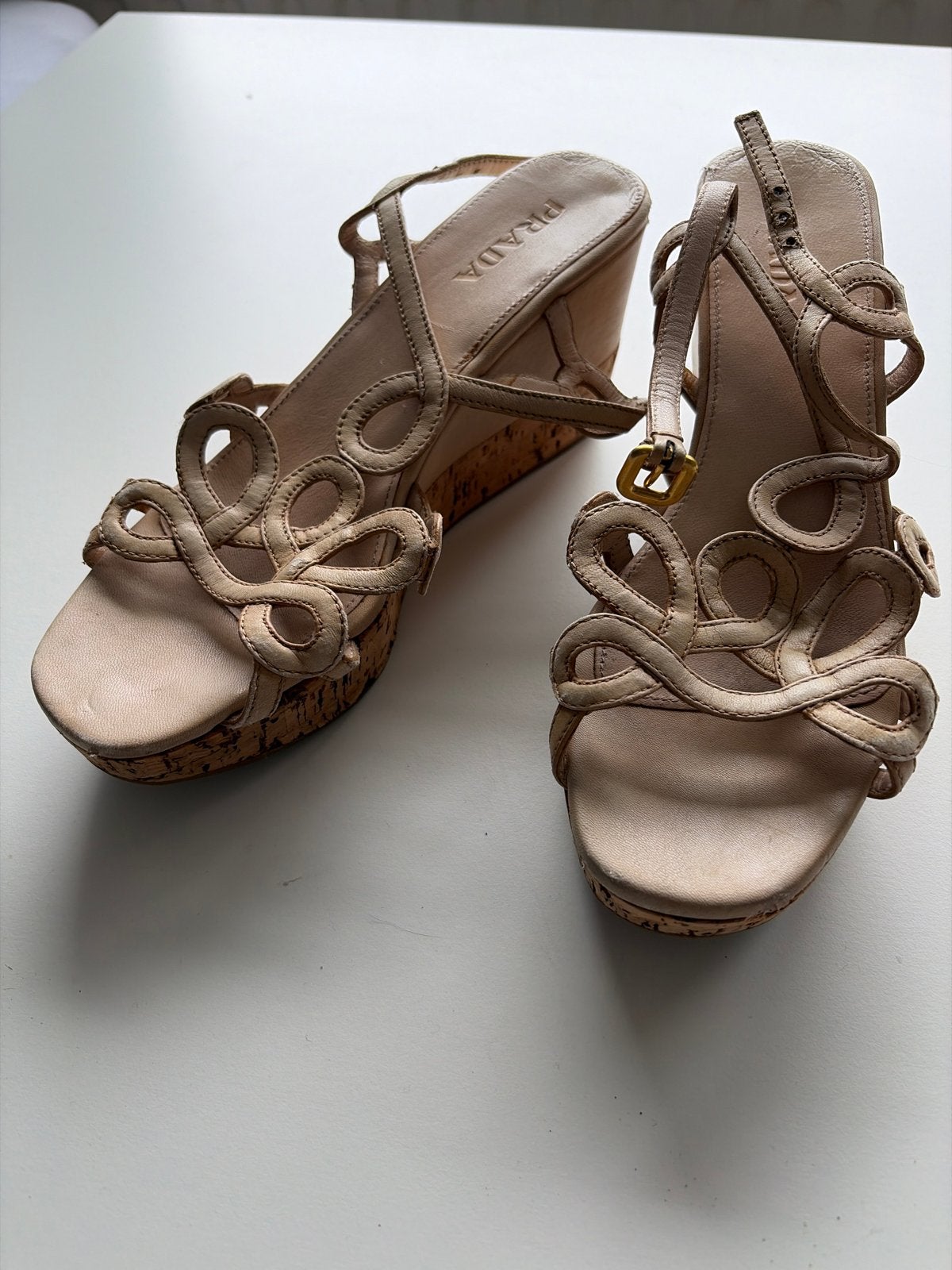 Prada sleehak sandalen - Beige, Kleding | Dames, Schoenen, Gedragen, Sandalen of Muiltjes, Beige, Verzenden
