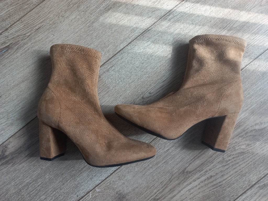 Prachtige suede-look laarsjes maat 38, Beige, Lage of Enkellaarzen, Ophalen of Verzenden, Zo goed als nieuw