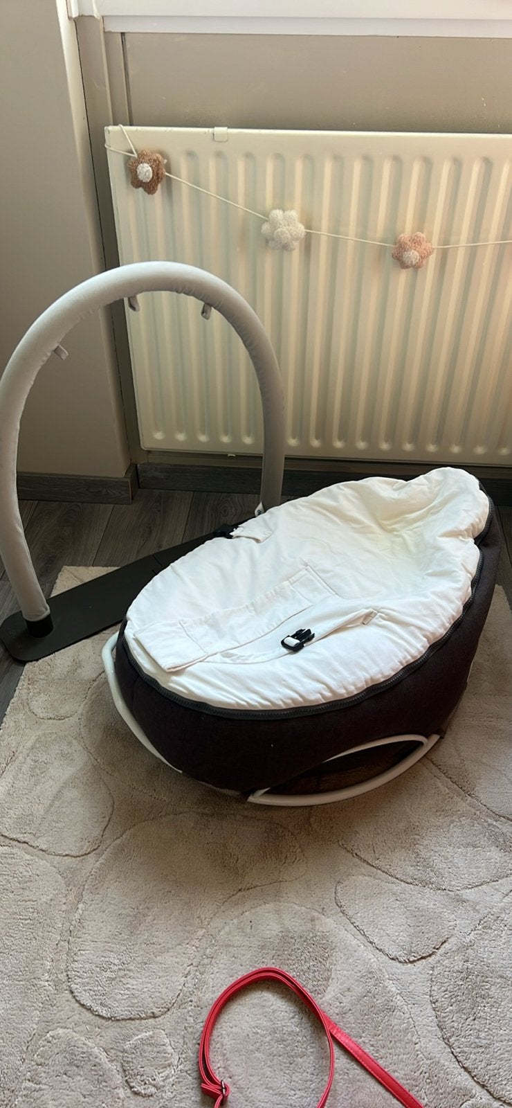 Doomoo Seat'N Grow babykussen met boog en schommelonderzette, Ophalen, Gebruikt