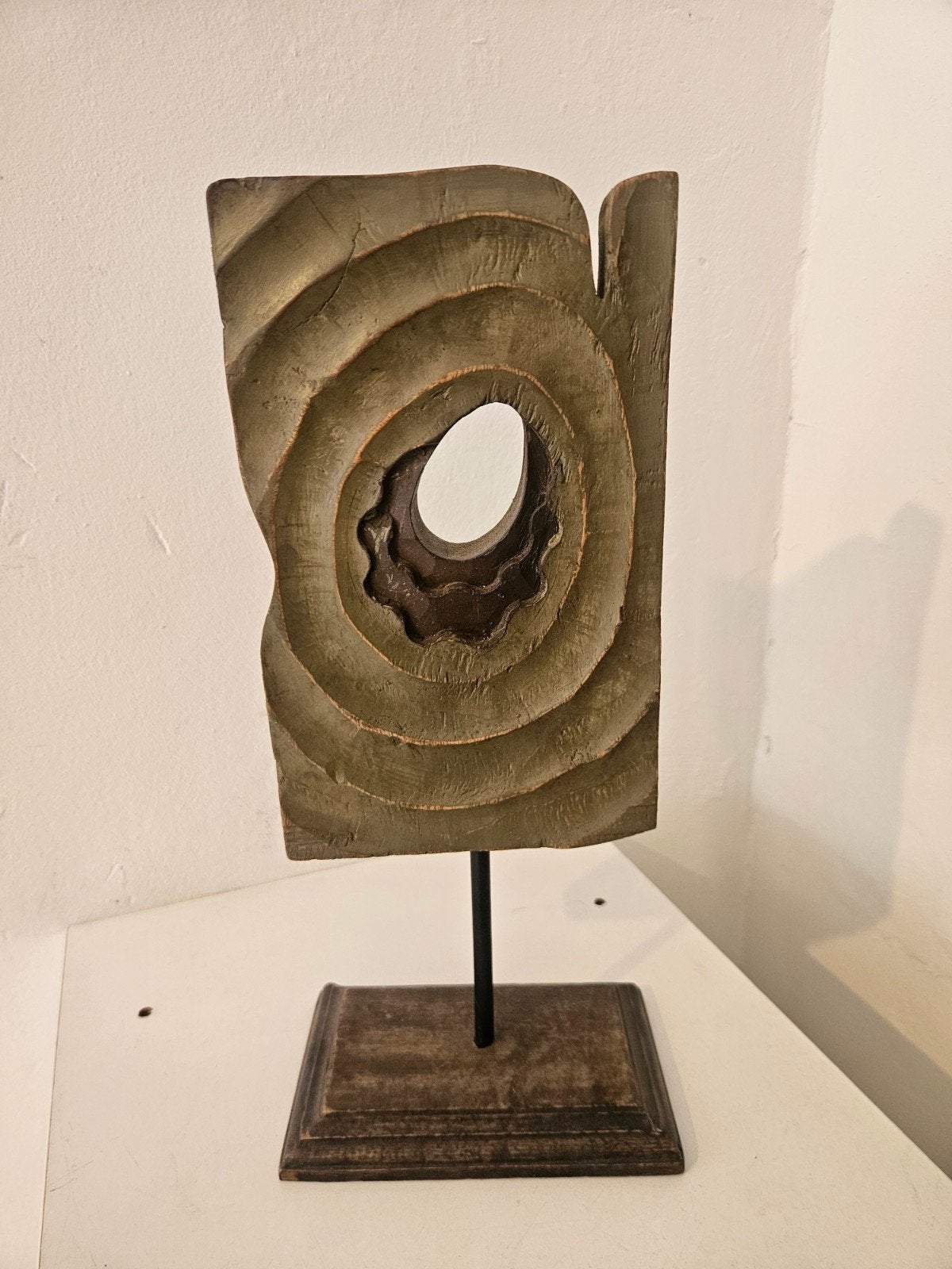 Abstract houten sculptuur op sokkel - 33cm hoog, Antiek en Kunst, Kunst | Beelden en Houtsnijwerken, Ophalen, 20 - 50 cm, Beeld