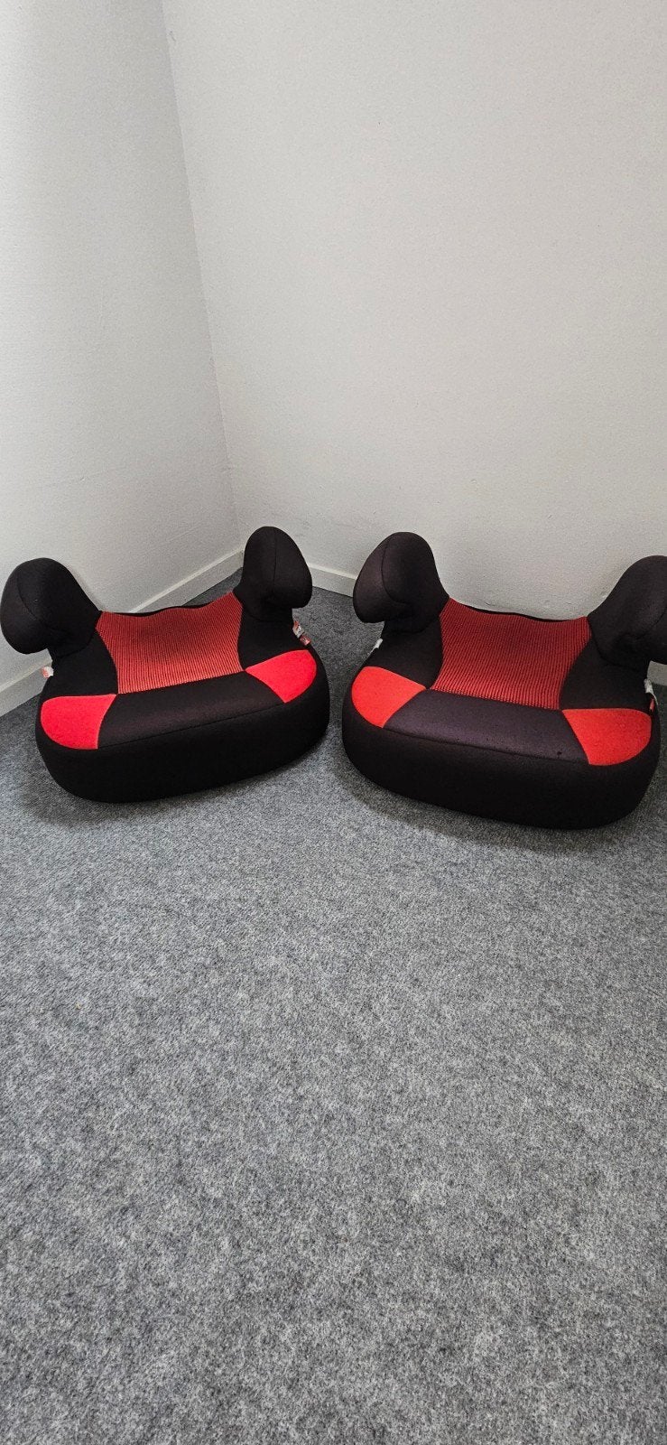 Twee zwarte en rode zitverhogers voor kinderen, Kinderen en Baby's, Overige merken, 15 t/m 36 kg, Ophalen of Verzenden, Gebruikt