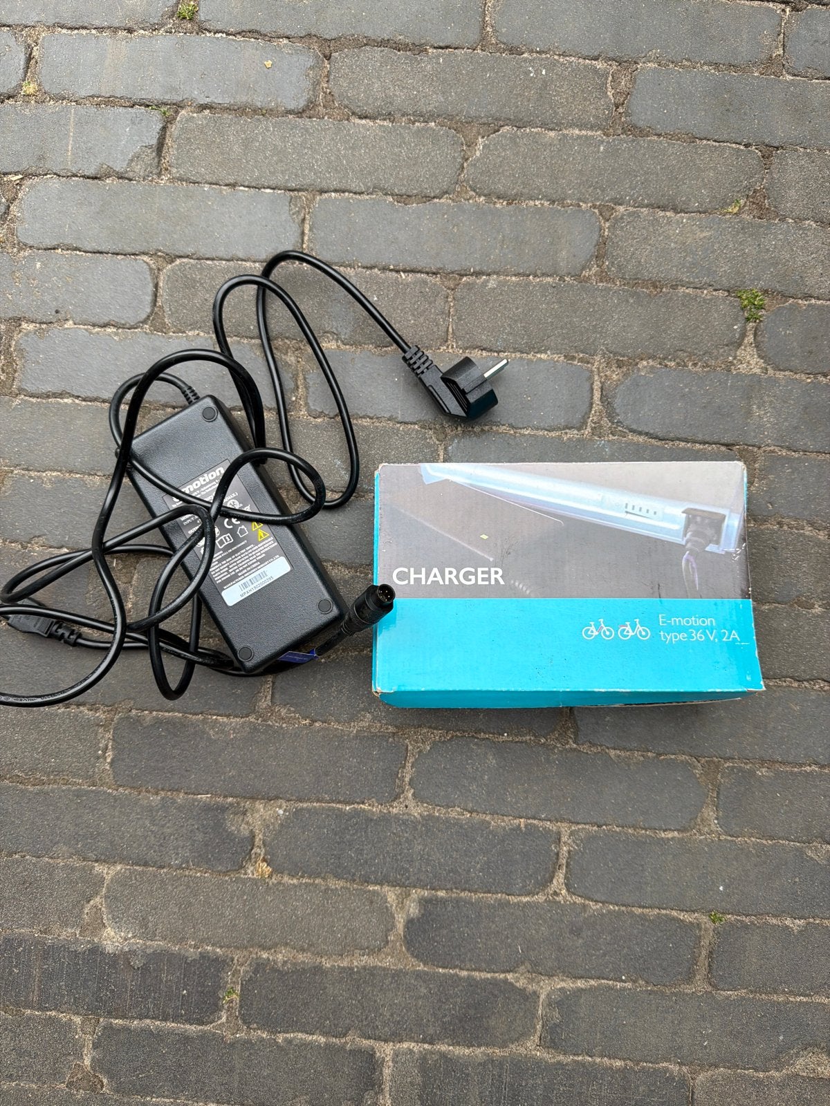 E-motion Li-ion Acculader 36V 2A (42V) E-bike Oplader, Fietsen en Brommers, Fietsaccessoires | Fietsaccu's, Ophalen, Zo goed als nieuw