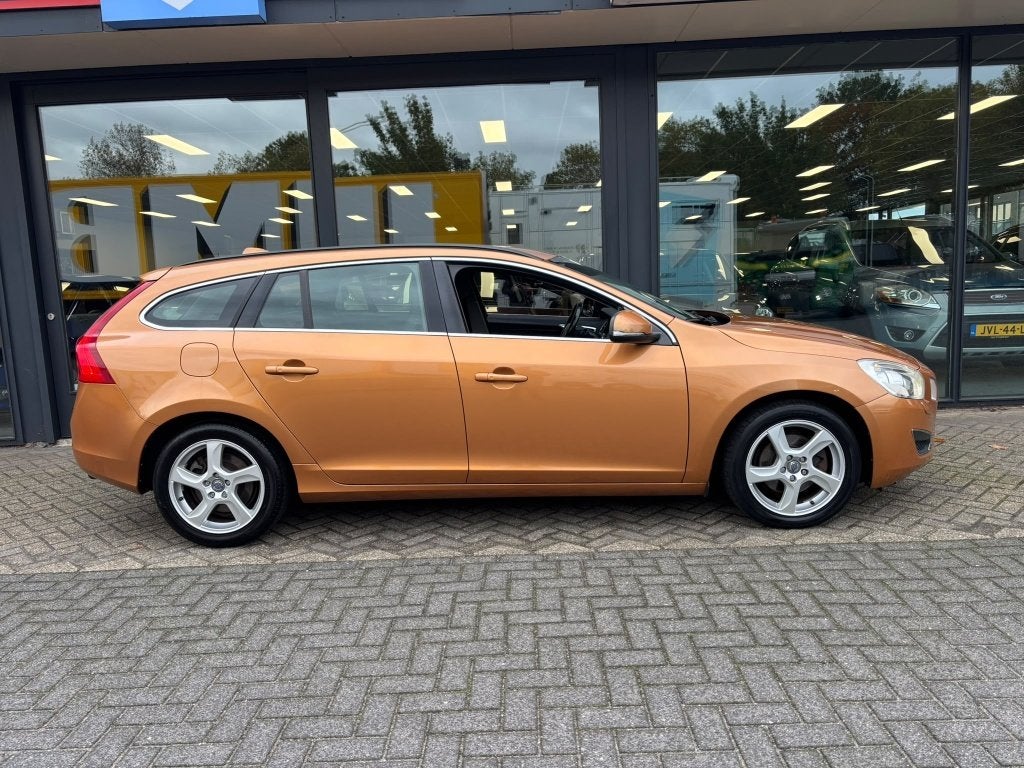 Volvo V60 1.6 T4F Ocean Race T4 / 180PK half Leder / Trekhaa, Voorwielaandrijving, Gebruikt, 1415 kg, Handgeschakeld