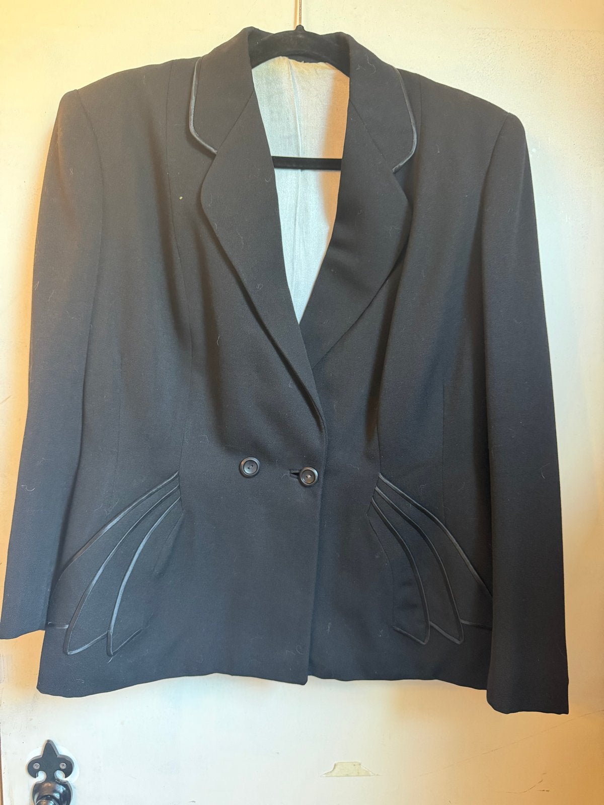 Vintage 1950s Mantelpak Zwart met Deco Details - Maat L/XL, Maat 42/44 (L), Ophalen of Verzenden, Zo goed als nieuw, Kleding