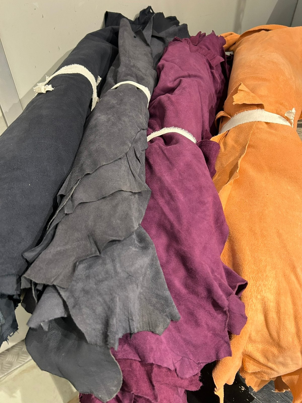 Grote partij leer en suede, minimale afname 10 huidjes, Hobby en Vrije tijd, Stoffen en Lappen, Bruin, Leer of Kunstleer, Ophalen of Verzenden