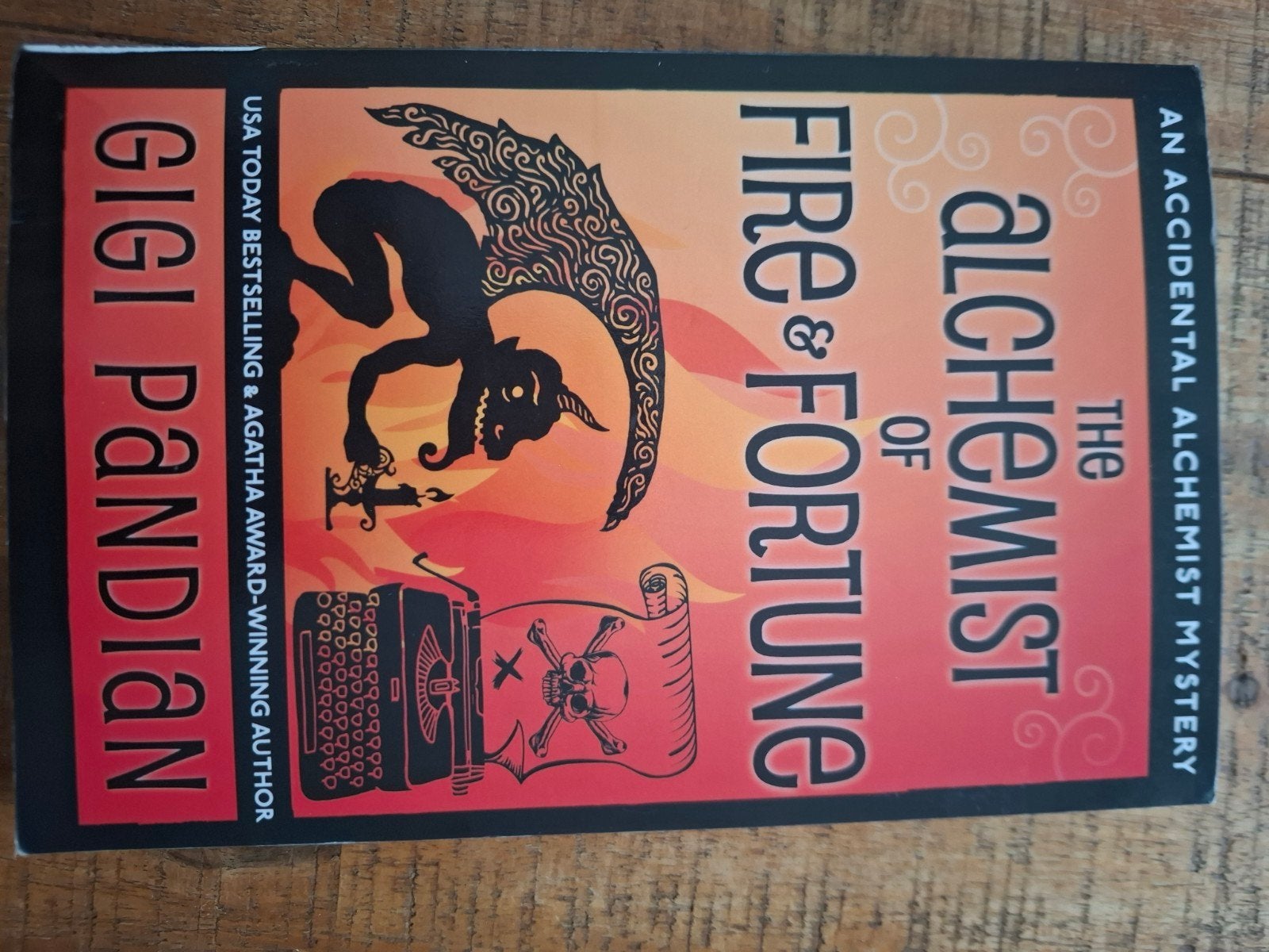 The Alchemist of Fire & Fortune - Gigi Pandian (Engels), Ophalen of Verzenden, Nieuw, Gigi Pandian