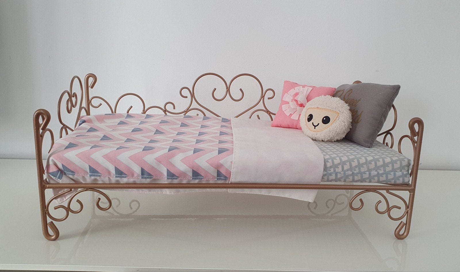 Our Generation poppenbed met matras, kussens en draagzak, Ophalen of Verzenden, Zo goed als nieuw, Overige typen