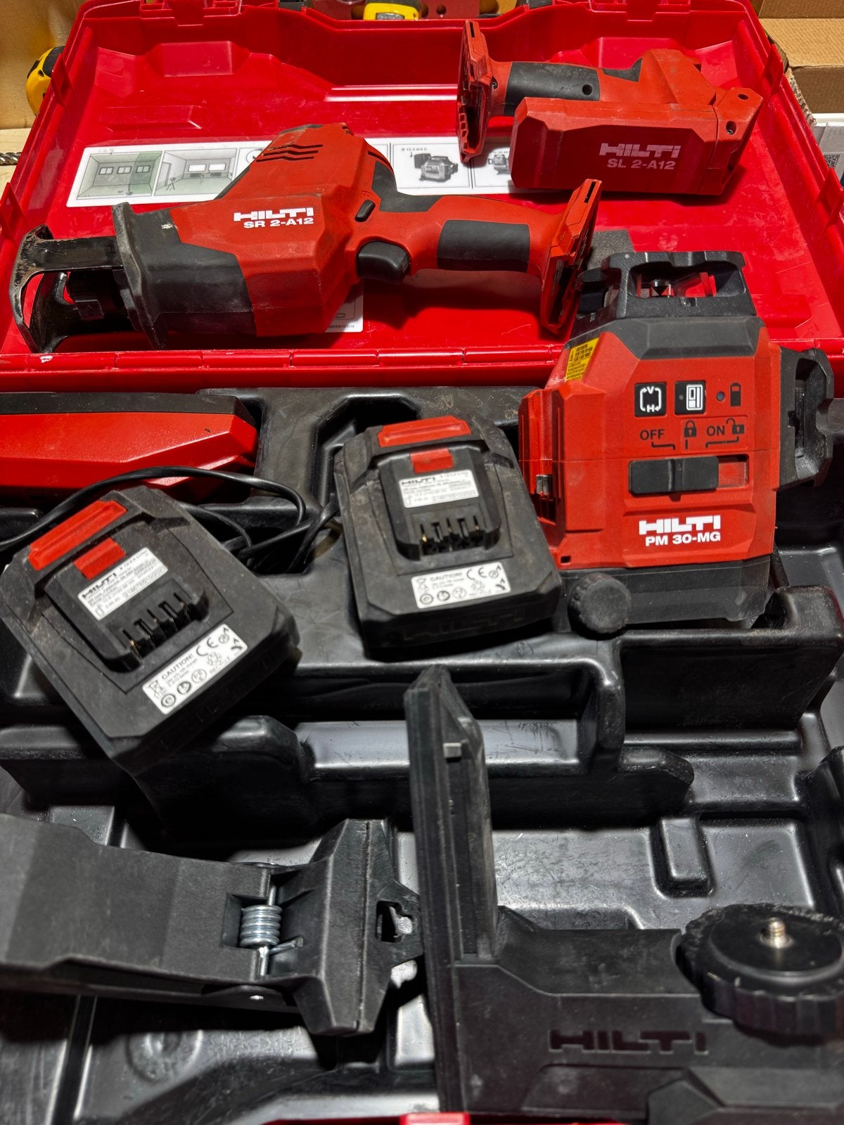 Hilti Kruislijnlase PM30, Recipro,Werklamp, 2 Accu's & Lader, Doe-het-zelf en Verbouw, Ophalen of Verzenden, Zo goed als nieuw