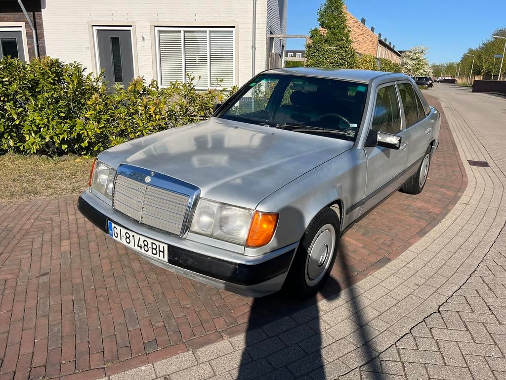 Mercedes w124 250D BELASTINGVRIJ BWJAAR 1986, Auto's, 2500 cc, Zwart, Sedan, Zilver of Grijs
